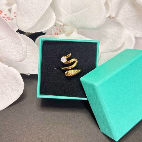 anillo serpiente dorado