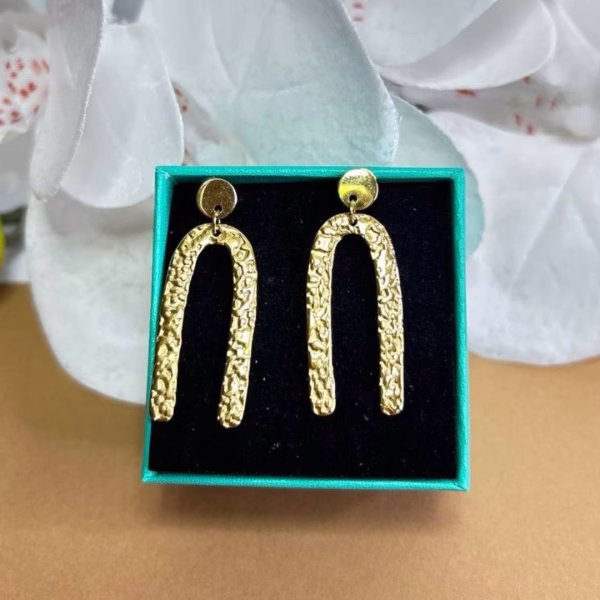 pendientes arco dorados